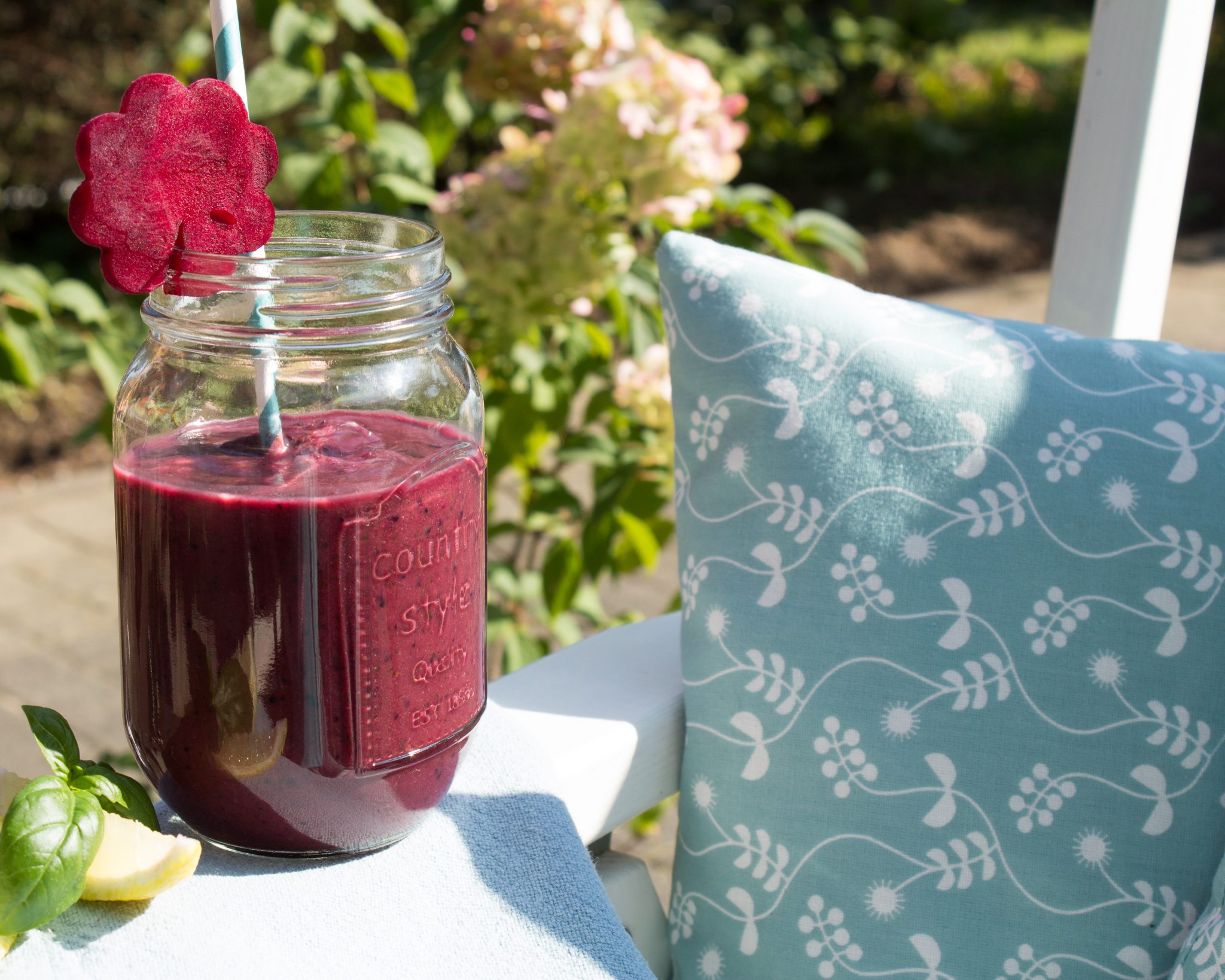 Rote Bete Smoothie in einem Glas mit Strohhalm