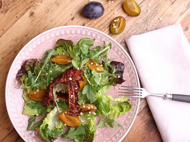 Salat mit warmen Zwetschgen und Bacon - Volle kAnne gesund