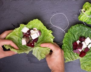 Rote Bete und Feta würfeln und auf das Wirsingblatt geben.Wirsingblatt am Strunk keilförmig ausschneiden. Von dieser Seite her einklappen.