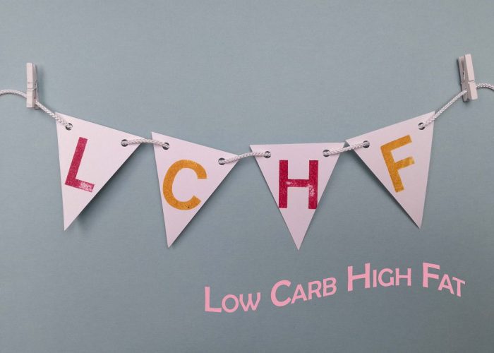 Die Buchstabenkombination LCHF steht für Low Carb High Fat