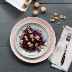 Rotkohlsalat auf einem Teller, mit gerösteten Walnüssen und einer Vanille-Vinaigrette