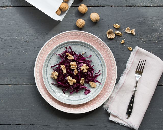 Rotkohlsalat auf einem Teller, mit gerösteten Walnüssen und einer Vanille-Vinaigrette