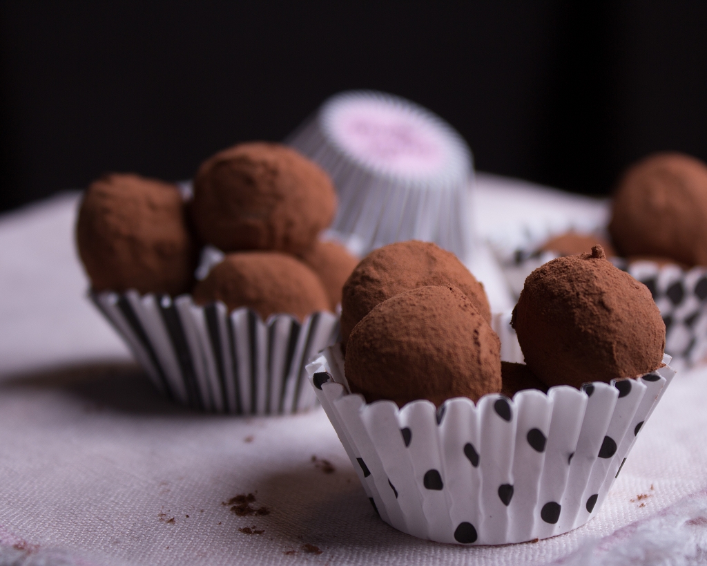 Low Carb Marzipankugeln liegen in Muffinförmchen