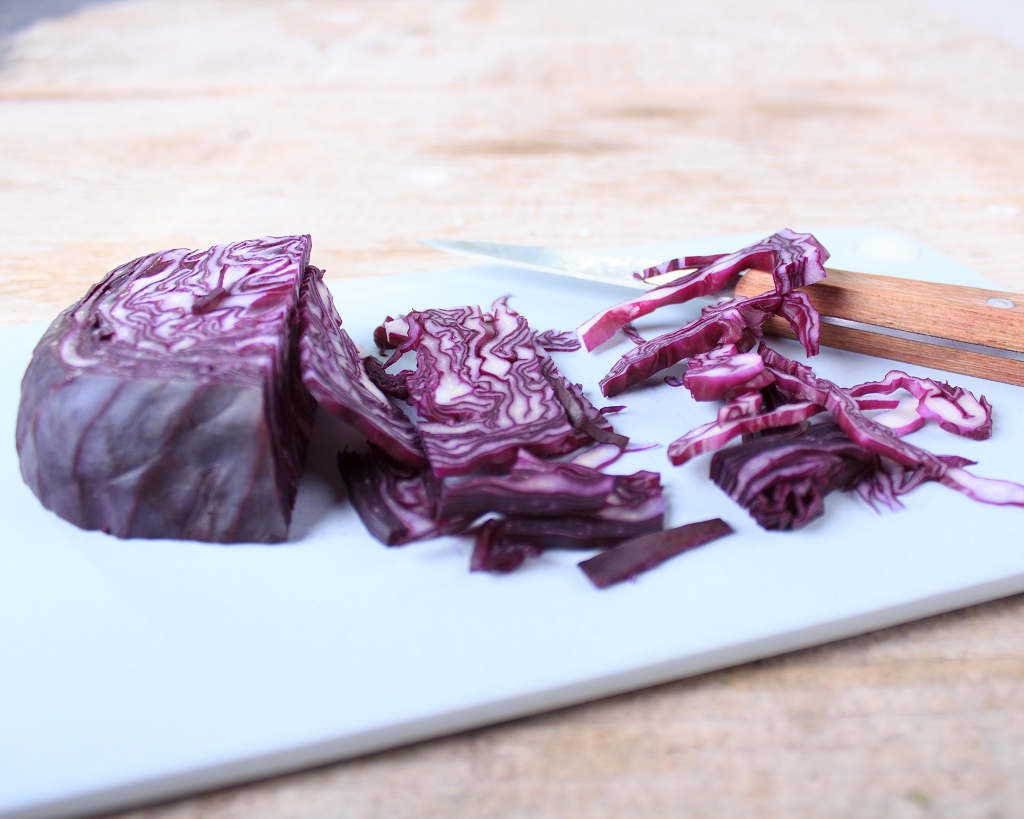 Für die Low Carb Reibekuchen wird Rotkohl fein geschnitten oder gehobelt