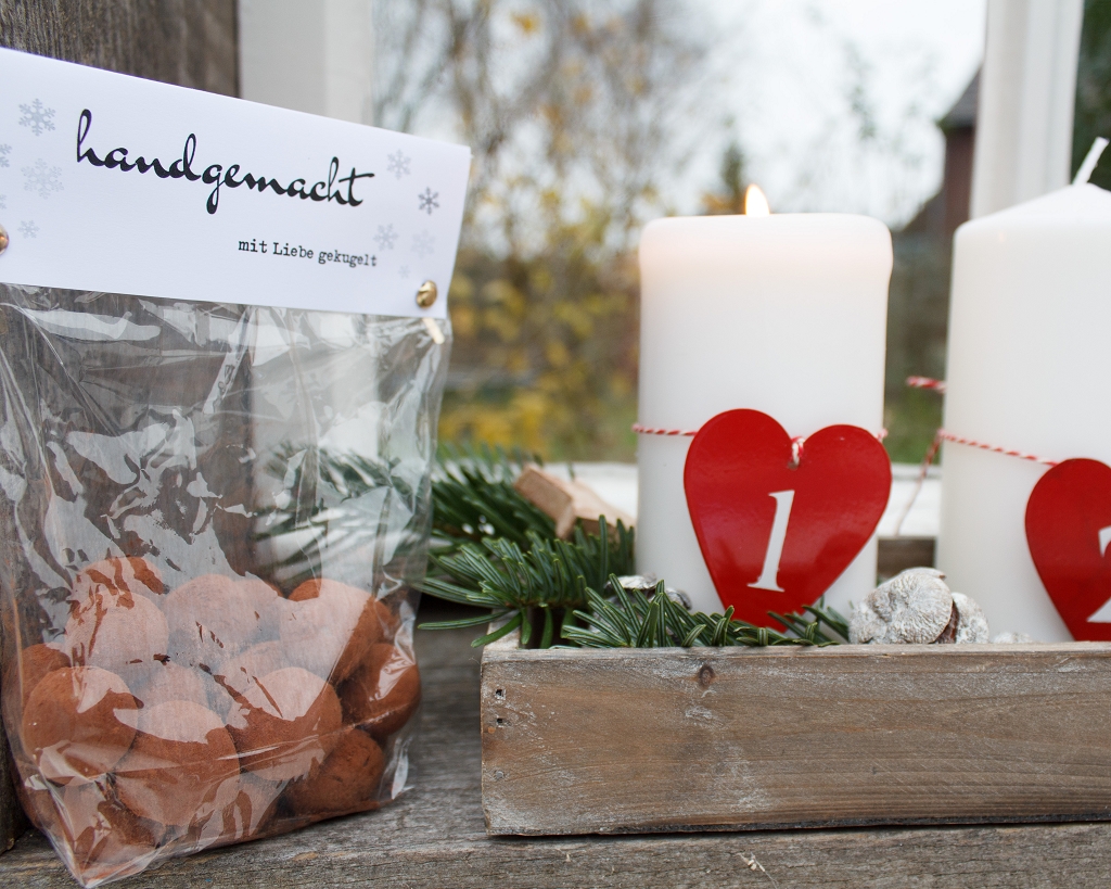 Marzipankugeln in einer Tüte, beschriftet mit "handgemacht - mit Liebe gekugelt"