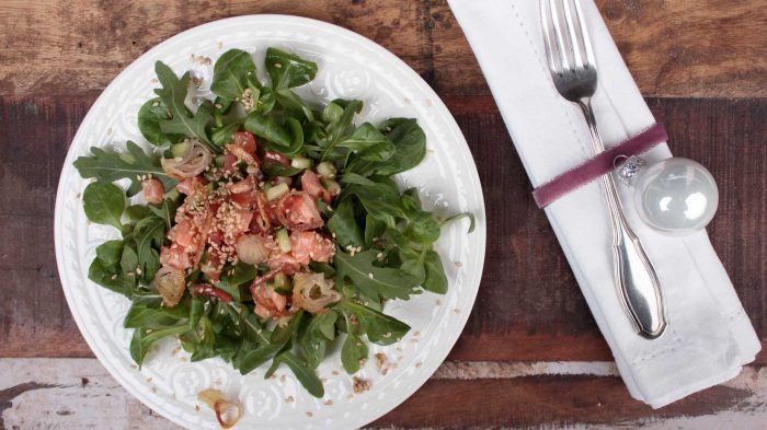 Lachstatar auf Wintersalat