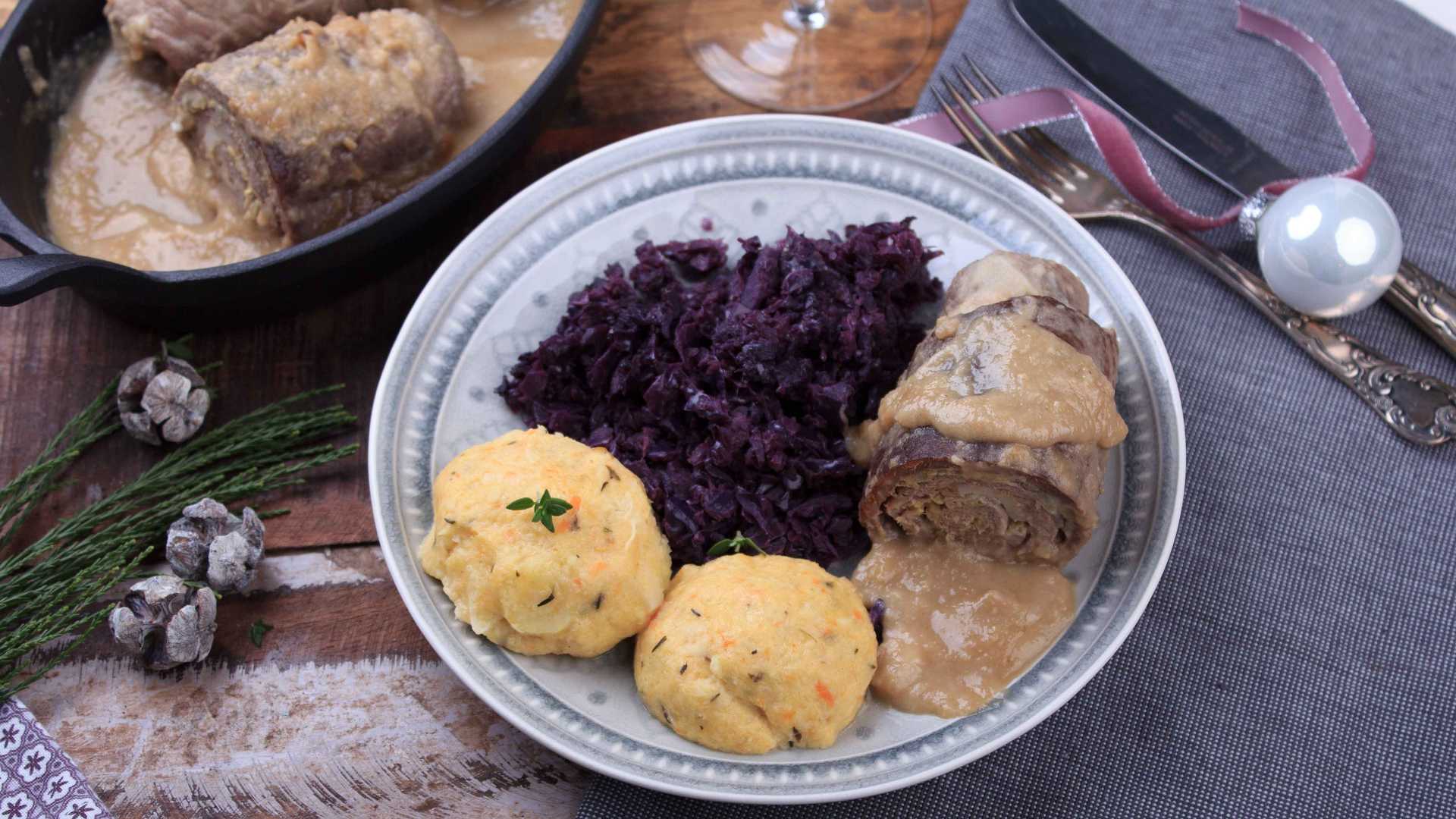 Auf einem Teller wird ein Low Carb-Menue serviert: Rotkohl, Kloesse, Rinderroulade