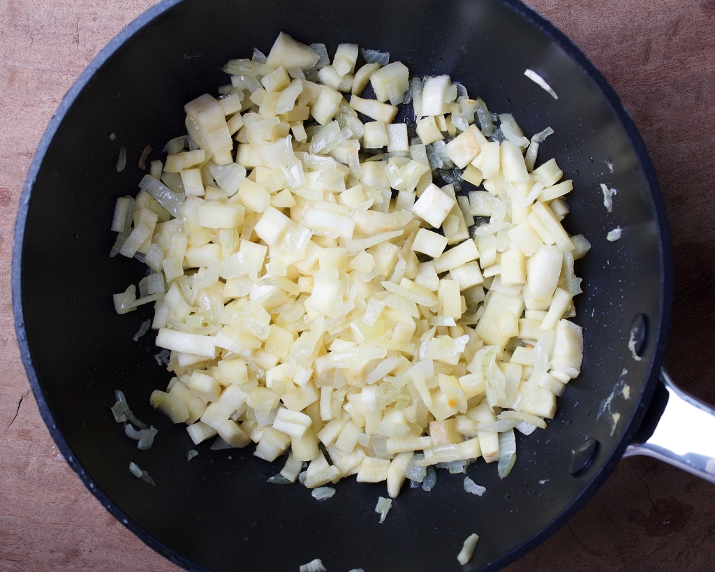 Für den LCHF Rosenkohl-Pastinakenpudding Zwiebel und Pastinake duensten