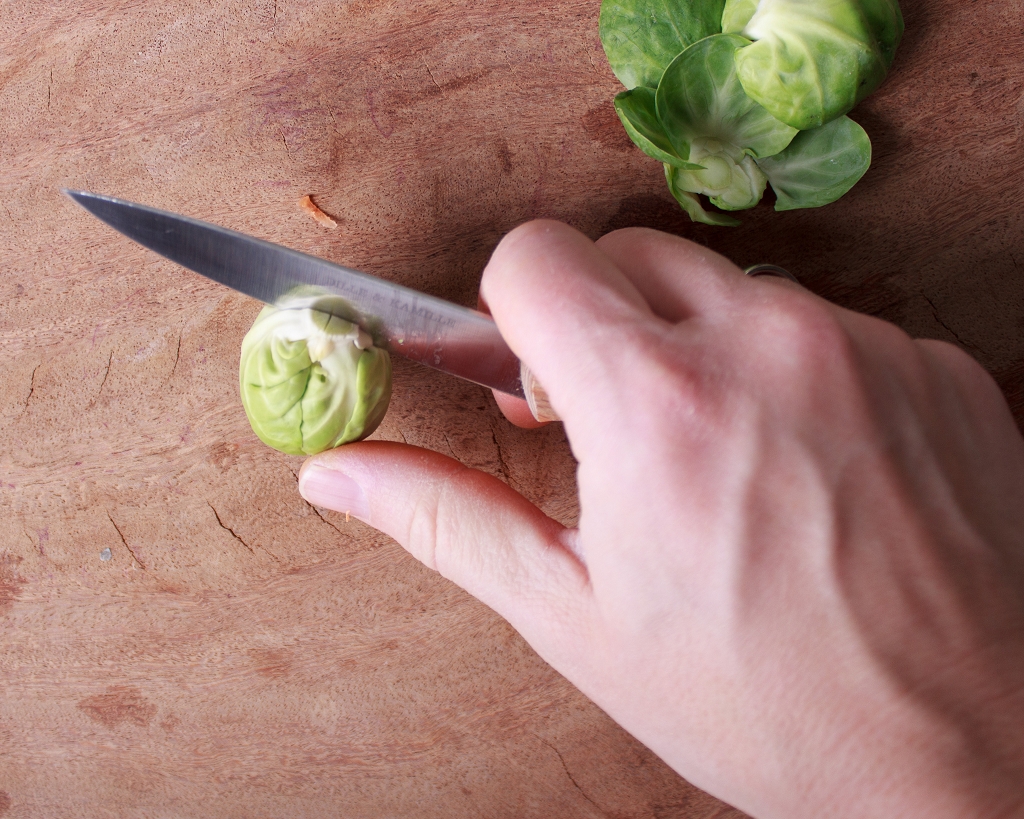 Rosenkohl wird geputzt und am Strunk kreuzweise eingeschnitten