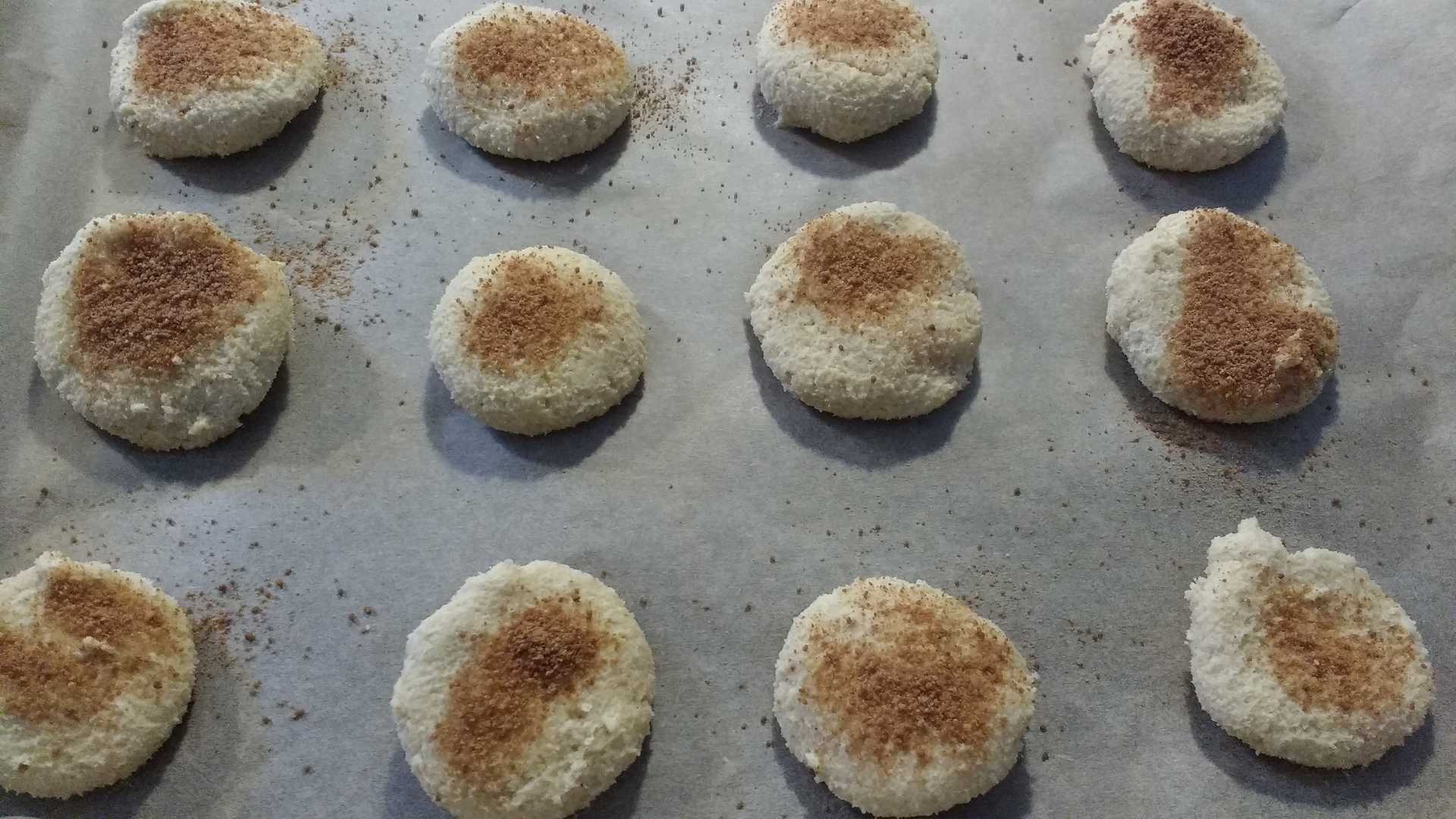 Für den Backofen bereit - Butterplaetzchen auf einem Blech