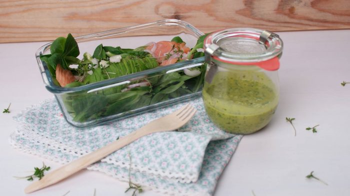 Ein Low Carb Frühlings-Salat ist in einer Glasschale angerichtet