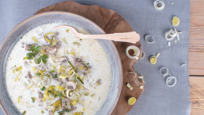 Ein Teller Low Carb Kaese-Lauch-Suppe