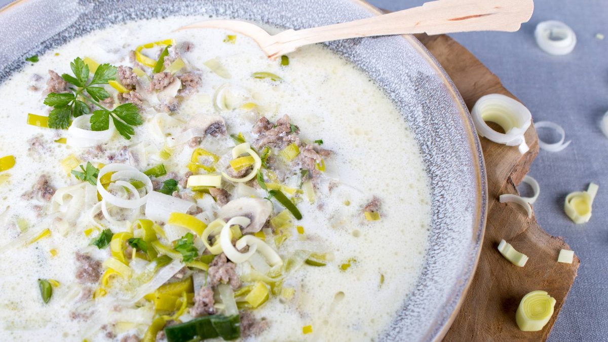 Partysuppe oder einfach nur Meal Prep: Low Carb Kaese-Lauch-Suppe