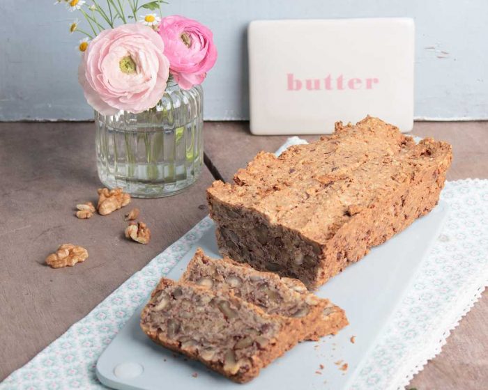 Low Carb Koernerbrot auf dem Fruehstueckstisch