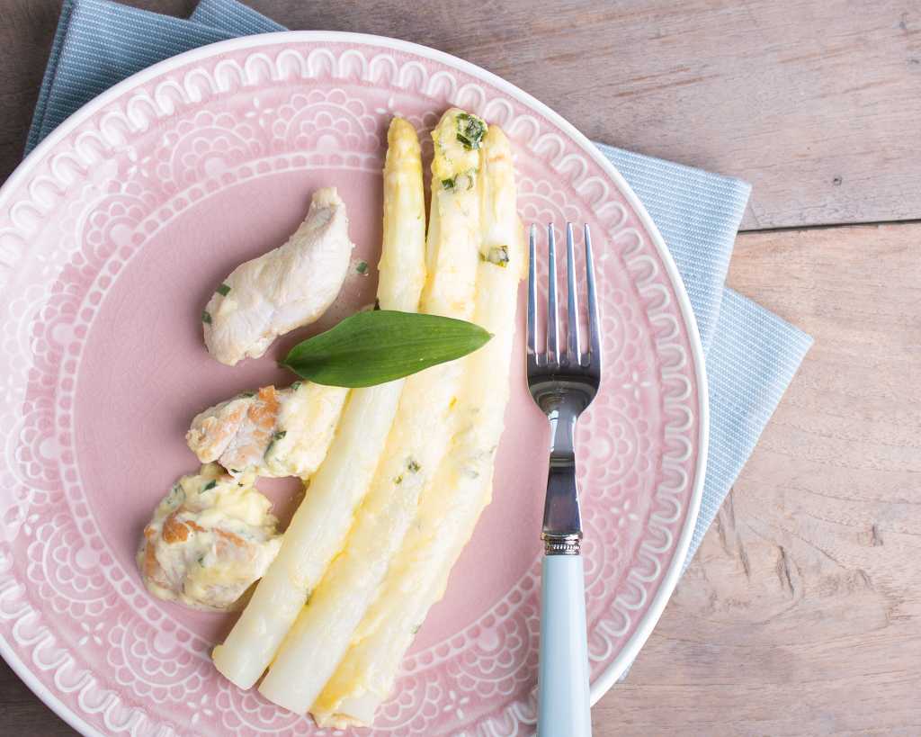 Low Carb Spargel Auflauf auf einem Teller angerichtet