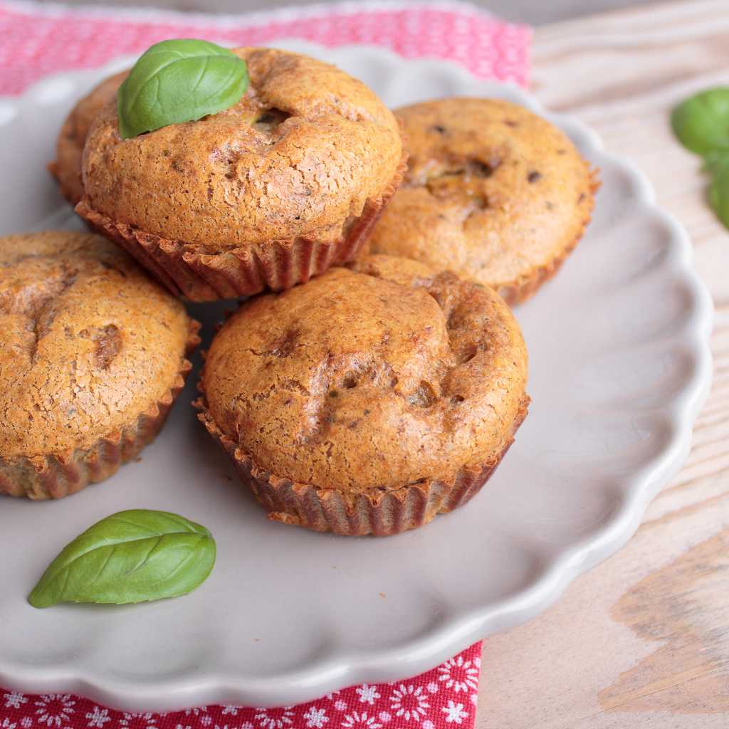 Low Carb Spargel Muffins auf einem Teller angerichtet