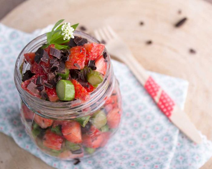 Erdbeeren und Spargel mit Schokolade zu einem Low Carb Dessert verarbeitet