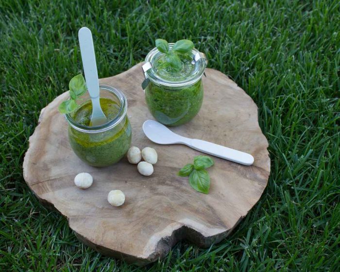 Veganes Basilikum Pesto und Low Carb Pesto auf einem Holzbrett