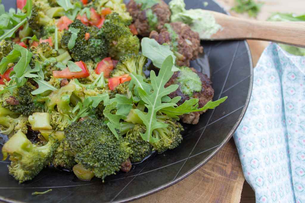 Brokkolipfanne mit Frikadellen und Rucola-Fenchel-Butter