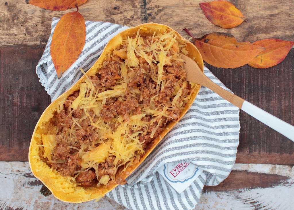 Low Carb Spaghetti-Eintopf in der Kürbisschale