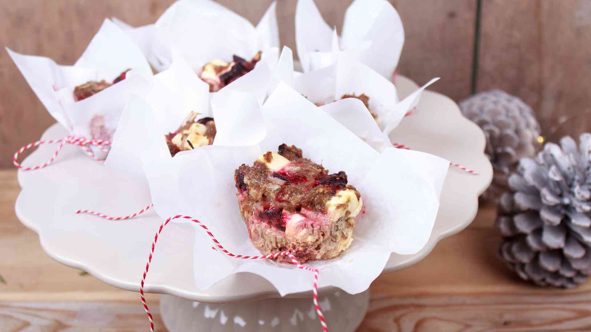 Hackfleisch-Muffins liegen auf einer Tortenplatte