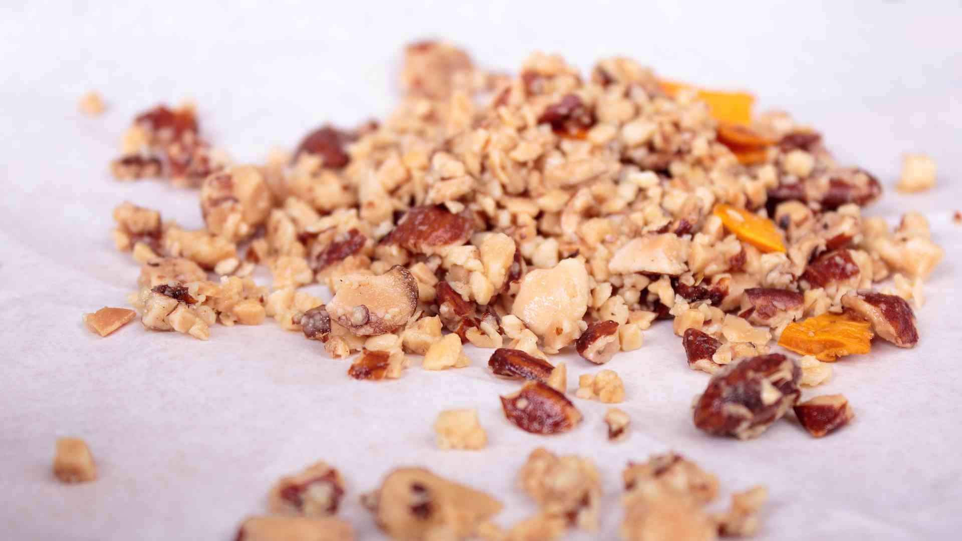 Low Carb Muesli auf Backpapier