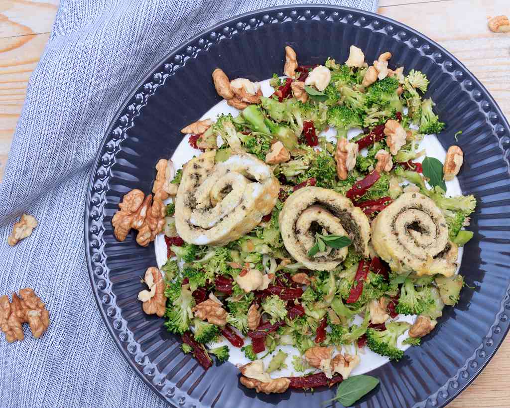 Brokkoli-Salat mit Omelette-Roellchen auf einem Teller