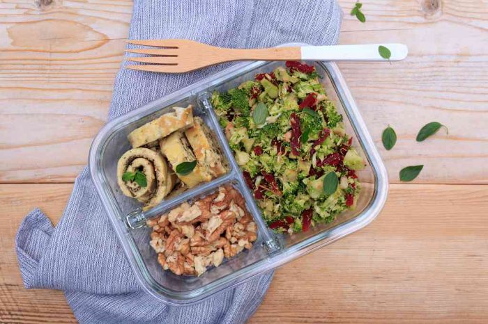 Low Carb to go, Brokkoli-Salat in einer Lunchbox