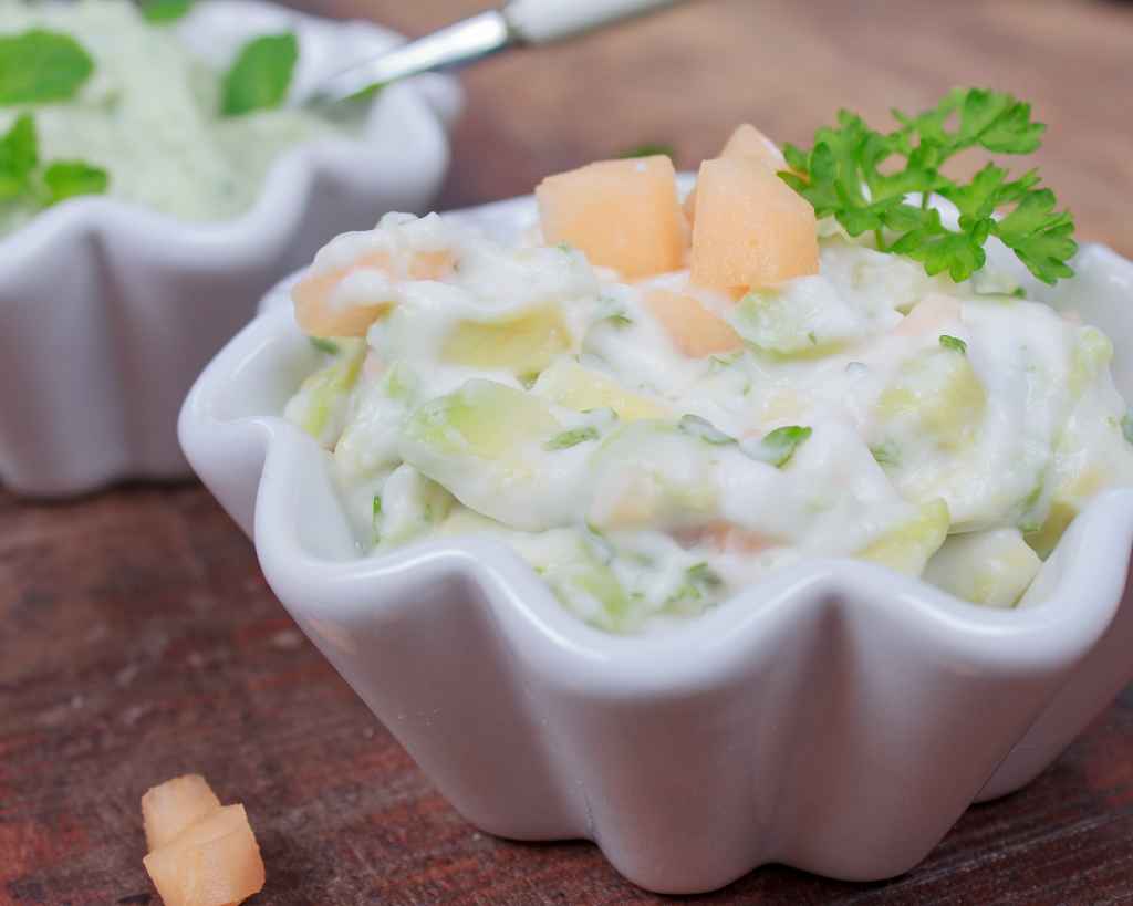 Joghurt-Dip mit Avocado und Melone