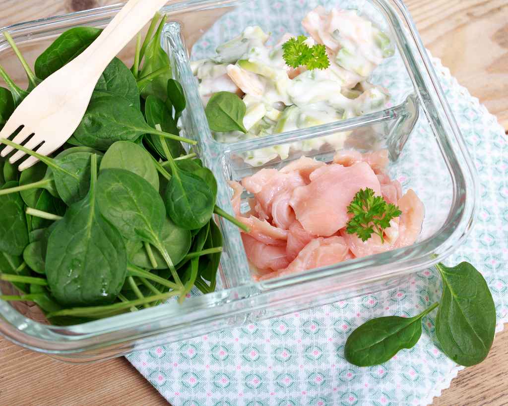 Low Carb High Fat Spinatsalat mit Avocdado-Dip in einer Glasschale