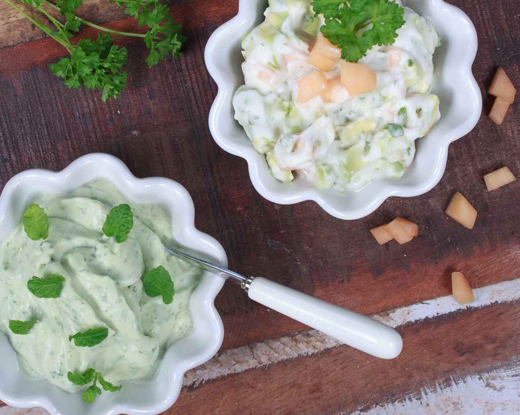 Zwei Schalen mit Joghurt-Dip