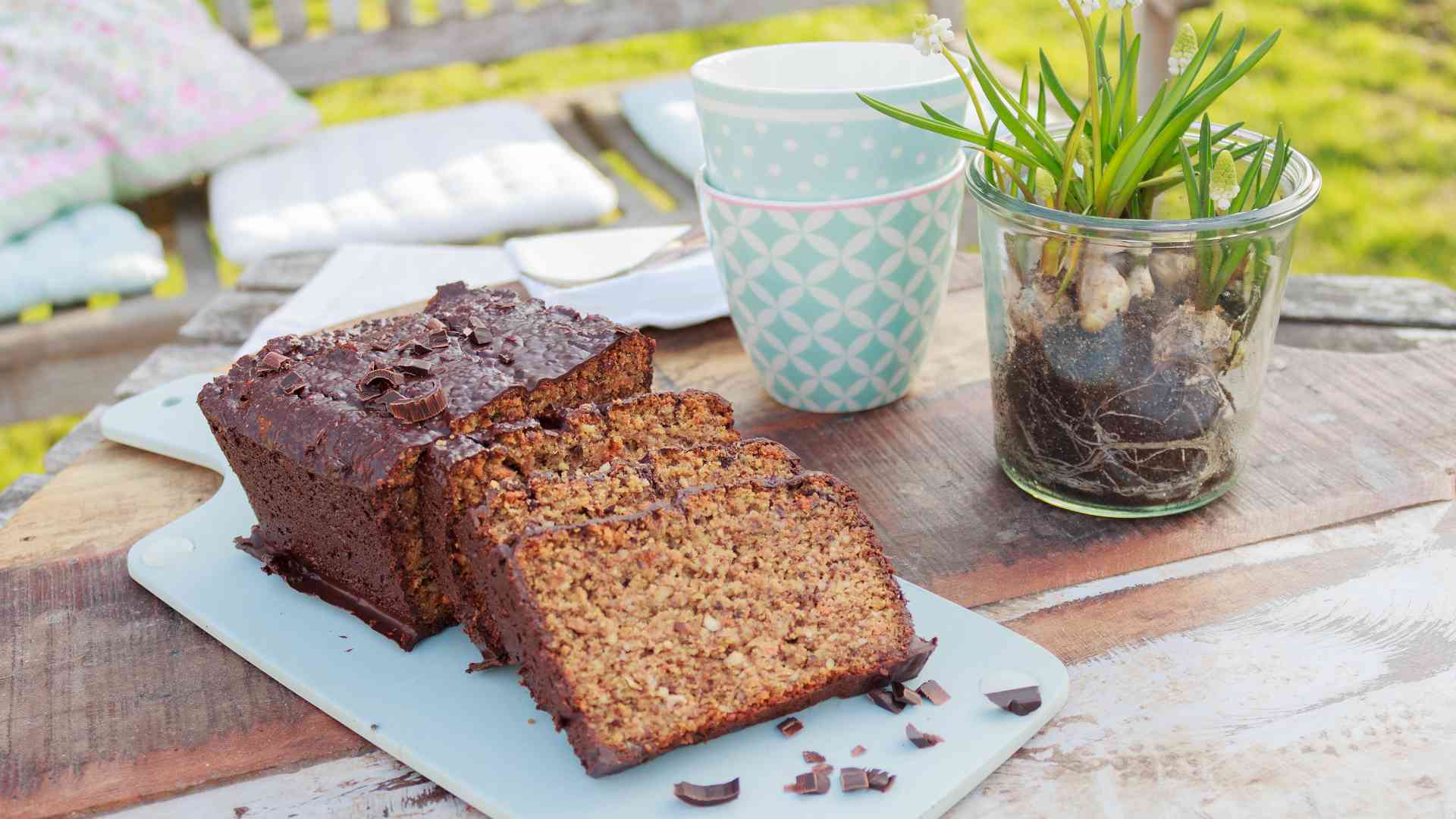 Low Carb Nusskuchen auf einer Kaffeetafel im Freien