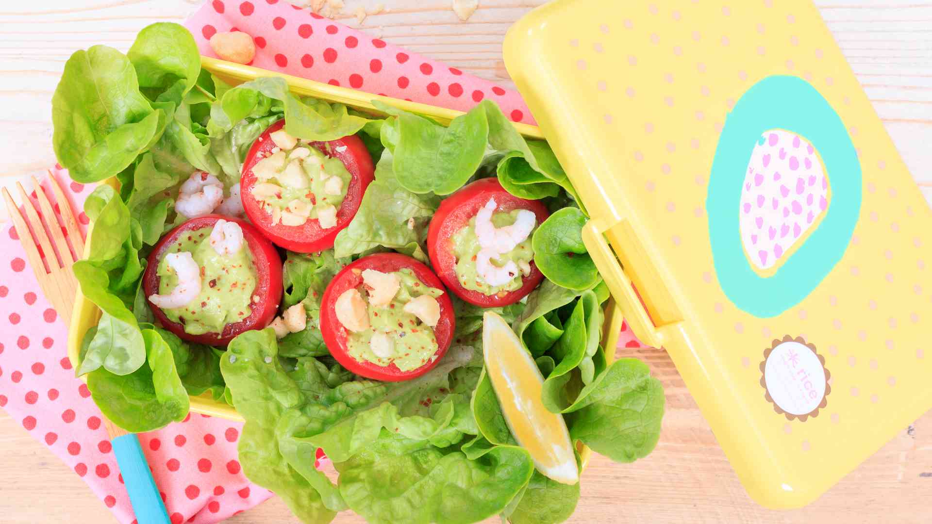 Gefuellte Tomaten mit Guacamole, angerichtet in einer Lunchbox von Rice