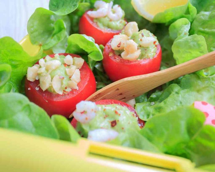 Gefuellte Tomaten mit Guacamole, Macadamia und Krabben