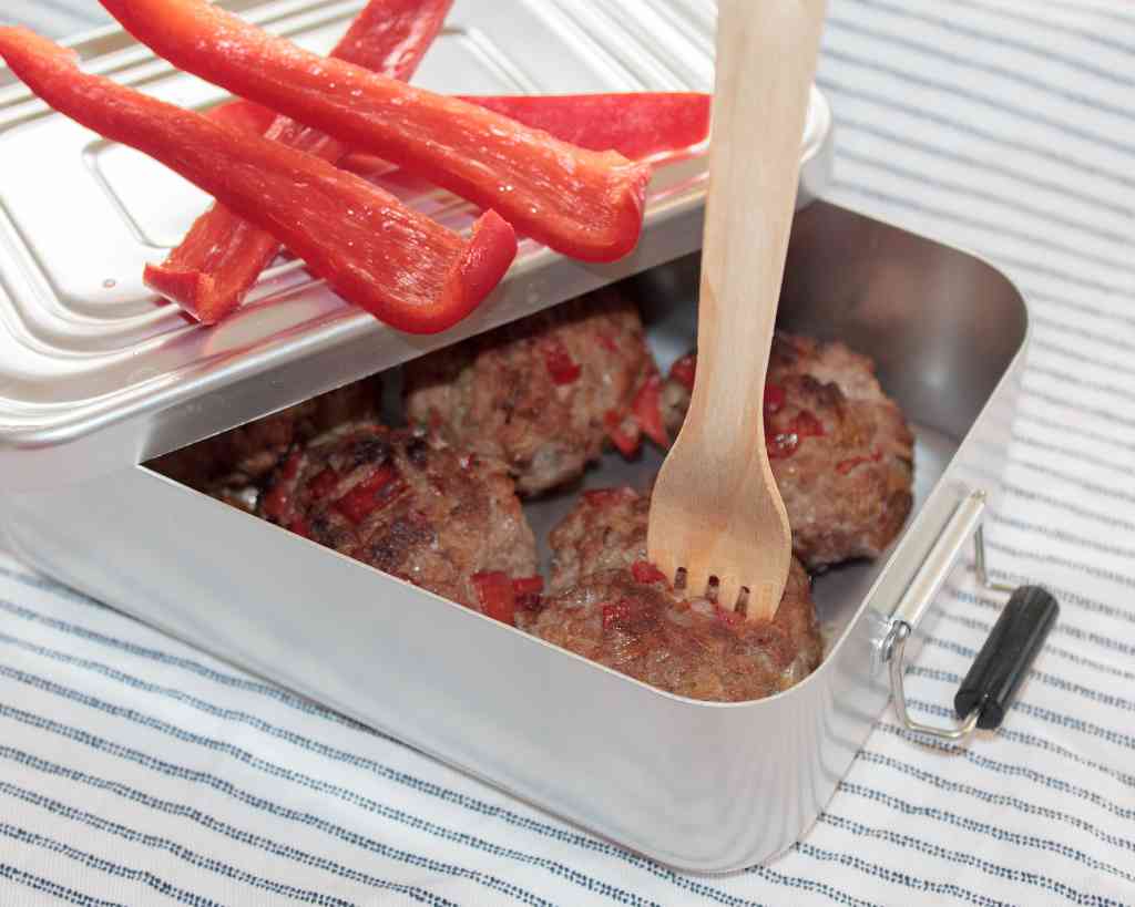 Frikadellen und Paprika in einer Lunchbox, Low Carb zum mitnehmen