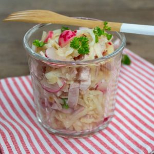 Schnelle Keto-Kueche: Knackiger Wurstsalat