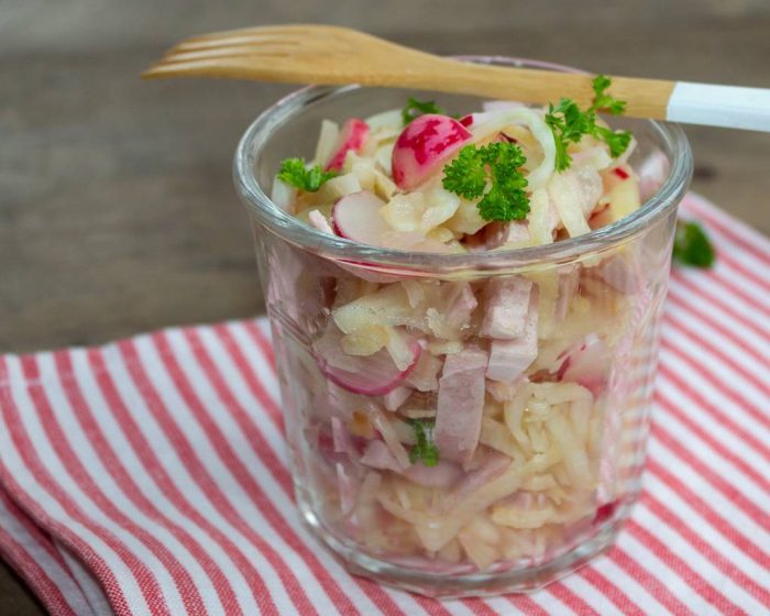 Schnelle Keto-Kueche: Knackiger Wurstsalat