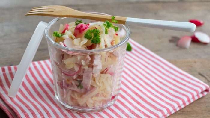 Schnelle Keto-Kueche: Knackiger Wurstsalat mit Radiesschen